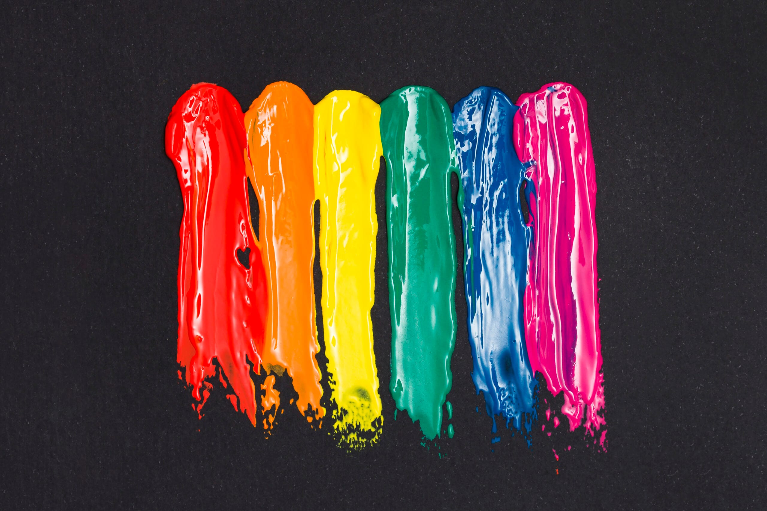 Kolorowe paski farby na czarnym tle